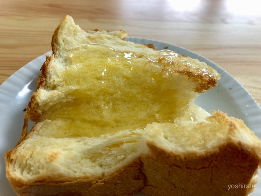 杉養蜂園のゆず蜜をトーストにかける