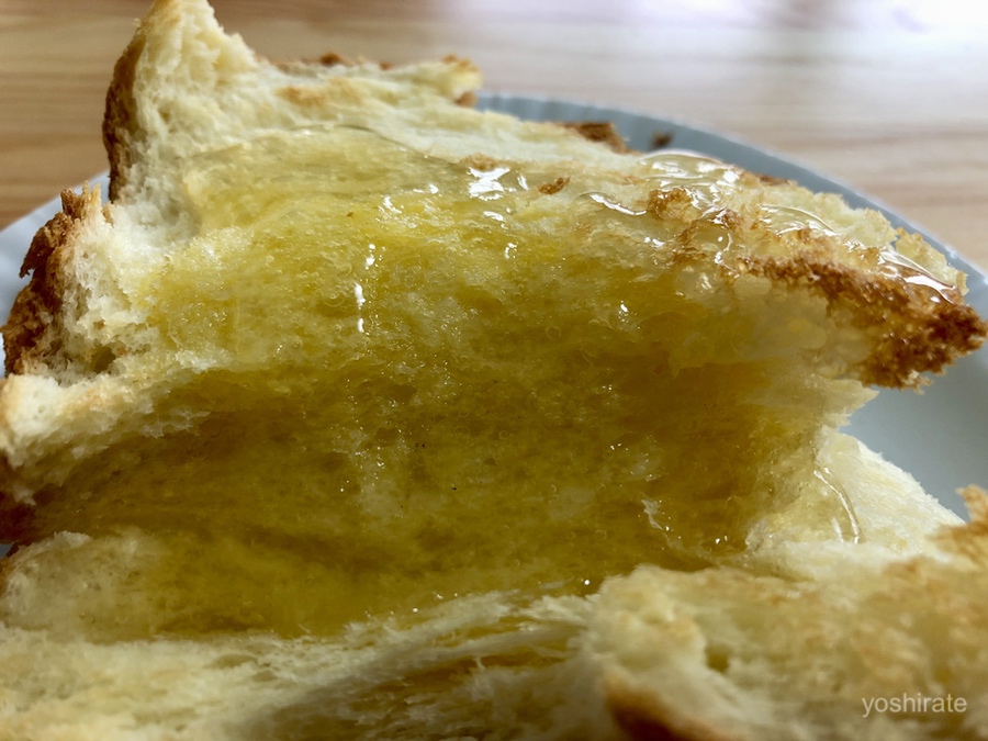 杉養蜂園のゆず蜜をトーストにかける